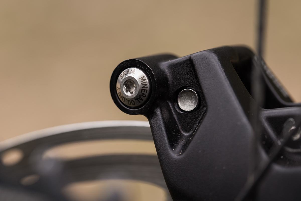 SRAM DB8 (přední)